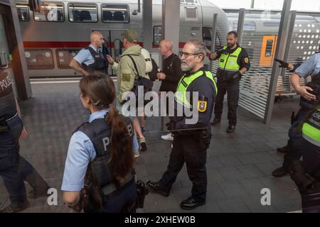 PHOTO : JEFF GILBERT 13 juillet 2024. Les fans d'Angleterre du train ICE allemand se dirigent vers Berlin après avoir embarqué sans billets sur leur chemin Banque D'Images