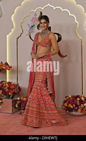 Mumbai, Inde. 12 juillet 2024. Kriti Sanon, actrice de Bollywood, pose pour une photo de la cérémonie de mariage tapis rouge d'Anant Ambani et Radhika Merchant à Mumbai. Crédit : SOPA images Limited/Alamy Live News Banque D'Images