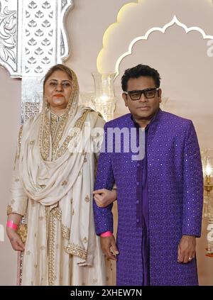 Mumbai, Inde. 12 juillet 2024. Compositeur de musique indienne, chanteur, auteur-compositeur A.R. (Allah Rakha) Rahman (à gauche) pose pour une photo avec sa femme Saira Banu (à gauche) sur la cérémonie de mariage tapis rouge d'Anant Ambani et Radhika Merchant à Mumbai. Crédit : SOPA images Limited/Alamy Live News Banque D'Images