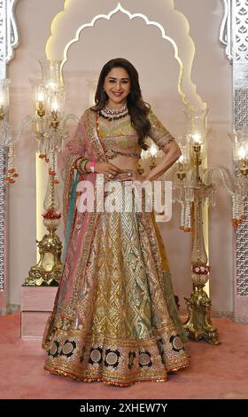 Mumbai, Inde. 12 juillet 2024. Madhuri Dixit, actrice de Bollywood, pose pour une photo sur la cérémonie de mariage sur tapis rouge d'Anant Ambani et Radhika Merchant à Mumbai. Crédit : SOPA images Limited/Alamy Live News Banque D'Images