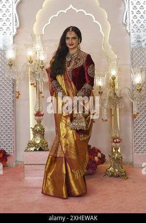 Mumbai, Inde. 12 juillet 2024. L'actrice Rekha de Bollywood pose pour une photo sur la cérémonie de mariage tapis rouge d'Anant Ambani et Radhika Merchant à Mumbai. Crédit : SOPA images Limited/Alamy Live News Banque D'Images