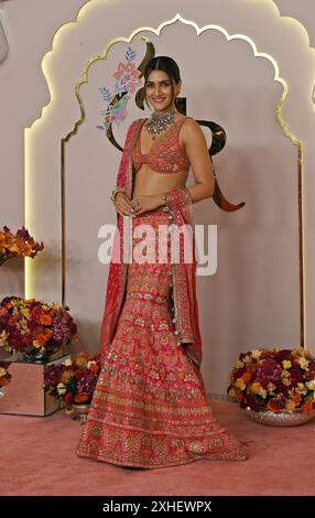 Mumbai, Inde. 12 juillet 2024. Kriti Sanon, actrice de Bollywood, pose pour une photo de la cérémonie de mariage tapis rouge d'Anant Ambani et Radhika Merchant à Mumbai. (Photo par Ashish Vaishnav/SOPA images/SIPA USA) crédit : SIPA USA/Alamy Live News Banque D'Images