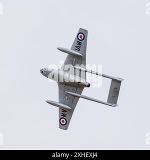 De Havilland Vampire FB52, photographié au spectacle aérien de Southport à Merseyside, en Angleterre, le 13 juillet 2024. Banque D'Images