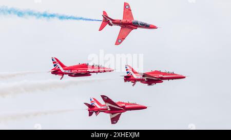 Red Arrows effectue des Rollbacks dans leur saison Diamond au Southport Airshow vu le 13 juillet 2024 à Merseyside, en Angleterre. Banque D'Images