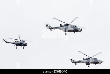 Wildcat HMA2 s'associe à une Westland Wasp qui fait partie de la formation Taranto au-dessus de Southport comrpisant le 13 juillet 2024 à Merseyside, en Angleterre. Banque D'Images