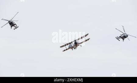 Formation de Taranto au-dessus de Southport comprenant Westland Wasp, Royal Navy Swordfish et une paire d'hélicoptères Wildcat HMA2 photographiés le 13 juillet 2024 dans me Banque D'Images