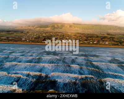 Vue aérienne de grandes vagues se brisant le long de la côte à Peka Peka Beach, Kapiti, Nouvelle-Zélande Banque D'Images