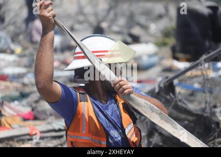 Vue sur les destructions suite à une attaque israélienne le 13 juillet 2024 à Khan Younis, dans la bande de Gaza. Une frappe aérienne israélienne a tué au moins 90 Palestiniens dans une zone humanitaire désignée à Gaza samedi, a déclaré le ministère de la santé de l'enclave, dans une attaque qui, selon Israël, ciblait le chef militaire du Hamas Mohammed Deif. Le premier ministre israélien Benjamin Netanyahu a déclaré qu’il n’était toujours pas clair si Deif et un autre commandant du Hamas avaient été tués et a promis de continuer à cibler les dirigeants du Hamas, affirmant que plus de pression militaire sur le groupe améliorerait les chances d’un accord d’otages, même trois jours de ceas Banque D'Images