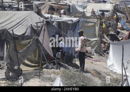 Vue sur les destructions suite à une attaque israélienne le 13 juillet 2024 à Khan Younis, dans la bande de Gaza. Une frappe aérienne israélienne a tué au moins 90 Palestiniens dans une zone humanitaire désignée à Gaza samedi, a déclaré le ministère de la santé de l'enclave, dans une attaque qui, selon Israël, ciblait le chef militaire du Hamas Mohammed Deif. Le premier ministre israélien Benjamin Netanyahu a déclaré qu’il n’était toujours pas clair si Deif et un autre commandant du Hamas avaient été tués et a promis de continuer à cibler les dirigeants du Hamas, affirmant que plus de pression militaire sur le groupe améliorerait les chances d’un accord d’otages, même trois jours de ceas Banque D'Images