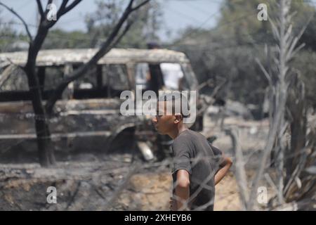 Vue sur les destructions suite à une attaque israélienne le 13 juillet 2024 à Khan Younis, dans la bande de Gaza. Une frappe aérienne israélienne a tué au moins 90 Palestiniens dans une zone humanitaire désignée à Gaza samedi, a déclaré le ministère de la santé de l'enclave, dans une attaque qui, selon Israël, ciblait le chef militaire du Hamas Mohammed Deif. Le premier ministre israélien Benjamin Netanyahu a déclaré qu’il n’était toujours pas clair si Deif et un autre commandant du Hamas avaient été tués et a promis de continuer à cibler les dirigeants du Hamas, affirmant que plus de pression militaire sur le groupe améliorerait les chances d’un accord d’otages, même trois jours de ceas Banque D'Images