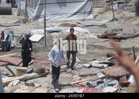 Vue sur les destructions suite à une attaque israélienne le 13 juillet 2024 à Khan Younis, dans la bande de Gaza. Une frappe aérienne israélienne a tué au moins 90 Palestiniens dans une zone humanitaire désignée à Gaza samedi, a déclaré le ministère de la santé de l'enclave, dans une attaque qui, selon Israël, ciblait le chef militaire du Hamas Mohammed Deif. Le premier ministre israélien Benjamin Netanyahu a déclaré qu’il n’était toujours pas clair si Deif et un autre commandant du Hamas avaient été tués et a promis de continuer à cibler les dirigeants du Hamas, affirmant que plus de pression militaire sur le groupe améliorerait les chances d’un accord d’otages, même trois jours de ceas Banque D'Images