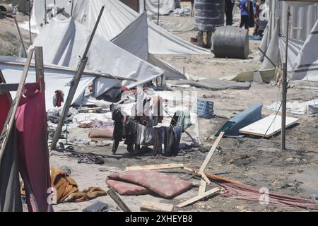 Vue sur les destructions suite à une attaque israélienne le 13 juillet 2024 à Khan Younis, dans la bande de Gaza. Une frappe aérienne israélienne a tué au moins 90 Palestiniens dans une zone humanitaire désignée à Gaza samedi, a déclaré le ministère de la santé de l'enclave, dans une attaque qui, selon Israël, ciblait le chef militaire du Hamas Mohammed Deif. Le premier ministre israélien Benjamin Netanyahu a déclaré qu’il n’était toujours pas clair si Deif et un autre commandant du Hamas avaient été tués et a promis de continuer à cibler les dirigeants du Hamas, affirmant que plus de pression militaire sur le groupe améliorerait les chances d’un accord d’otages, même trois jours de ceas Banque D'Images