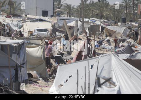 Vue sur les destructions suite à une attaque israélienne le 13 juillet 2024 à Khan Younis, dans la bande de Gaza. Une frappe aérienne israélienne a tué au moins 90 Palestiniens dans une zone humanitaire désignée à Gaza samedi, a déclaré le ministère de la santé de l'enclave, dans une attaque qui, selon Israël, ciblait le chef militaire du Hamas Mohammed Deif. Le premier ministre israélien Benjamin Netanyahu a déclaré qu’il n’était toujours pas clair si Deif et un autre commandant du Hamas avaient été tués et a promis de continuer à cibler les dirigeants du Hamas, affirmant que plus de pression militaire sur le groupe améliorerait les chances d’un accord d’otages, même trois jours de ceas Banque D'Images