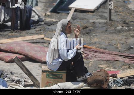 Vue sur les destructions suite à une attaque israélienne le 13 juillet 2024 à Khan Younis, dans la bande de Gaza. Une frappe aérienne israélienne a tué au moins 90 Palestiniens dans une zone humanitaire désignée à Gaza samedi, a déclaré le ministère de la santé de l'enclave, dans une attaque qui, selon Israël, ciblait le chef militaire du Hamas Mohammed Deif. Le premier ministre israélien Benjamin Netanyahu a déclaré qu’il n’était toujours pas clair si Deif et un autre commandant du Hamas avaient été tués et a promis de continuer à cibler les dirigeants du Hamas, affirmant que plus de pression militaire sur le groupe améliorerait les chances d’un accord d’otages, même trois jours de ceas Banque D'Images