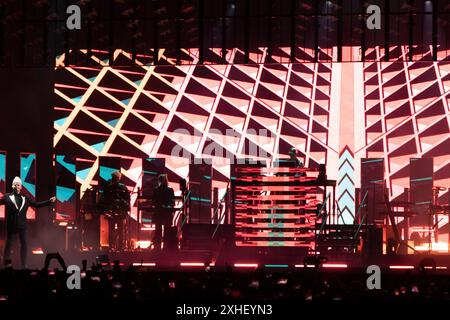 Les Pet Shop Boys se produisent à nouveau à Barcelone lors de la dernière nuit du festival Cru&#xef;lla, remplissant l’esplanade du Parc del F&#XF2;Rum. Les artistes chevronnés ont fait déchaîner le public. Animal Shop Boys Act&#XFA;an de nuevo en Barcelona en la &#XFA;ltima noche del festival Cru&#xef;lla, llenando la explanada del Parc del F&#XF2;Rum. Los veteranos artistas hicieron enloquecer al p&#XFA;blico. Sur la photo : Neil Tennant, Chris Lowe, animalerie garçons News Entertainment -Barcelone, Espagne samedi 13 juillet 2024 (photo par Eric Renom/LaPresse) Banque D'Images