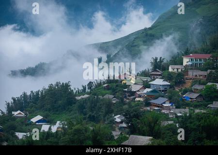 Vue de la ville de Sapa, province de Lao Cai, Nord Vietnam. Vallée verte de cils avec rivière et maisons à sa Pa Vietnam. Beaux villages à sa Pa avec bas han Banque D'Images