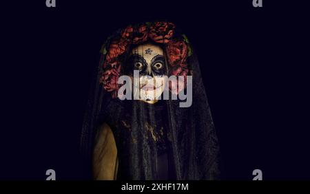 Portrait d'une dame vêtue d'un costume de Catrina effrayant sur Halloween ou le jour des morts Banque D'Images