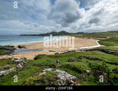 La belle plage tranquille et isolée de kiloran de sable sur l'île isolée des Hébrides de Colonsay en juin, Écosse, Royaume-Uni Banque D'Images