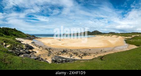 La belle plage tranquille et isolée de kiloran de sable sur l'île isolée des Hébrides de Colonsay en juin, Écosse, Royaume-Uni Banque D'Images