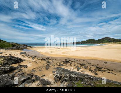 La belle plage tranquille et isolée de kiloran de sable sur l'île isolée des Hébrides de Colonsay en juin, Écosse, Royaume-Uni Banque D'Images