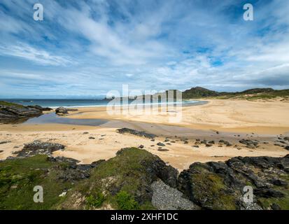 La belle plage tranquille et isolée de kiloran de sable sur l'île isolée des Hébrides de Colonsay en juin, Écosse, Royaume-Uni Banque D'Images