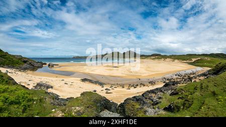 La belle plage tranquille et isolée de kiloran de sable sur l'île isolée des Hébrides de Colonsay en juin, Écosse, Royaume-Uni Banque D'Images