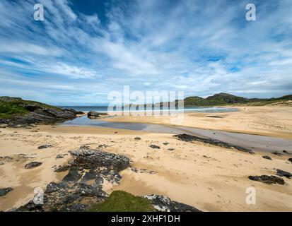 La belle plage tranquille et isolée de kiloran de sable sur l'île isolée des Hébrides de Colonsay en juin, Écosse, Royaume-Uni Banque D'Images