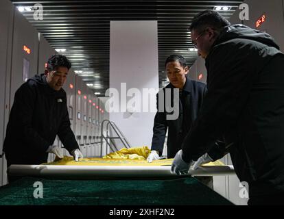 Lhassa, région autonome chinoise de Xizang. 11 avril 2024. Les membres du personnel travaillent aux Archives de la région autonome de Xizang à Lhassa, dans la région autonome de Xizang au sud-ouest de la Chine, le 11 avril 2024. Crédit : Jigme Dorje/Xinhua/Alamy Live News Banque D'Images