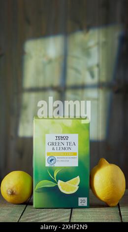 Mansfield, Nottingham, Royaume-Uni, 13 juillet 2024 : image de produit studio des sachets de thé vert Tesco et citron. Banque D'Images