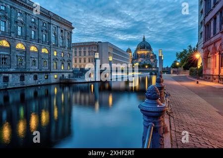 La rivière Spree à Berlin au crépuscule avec l'imposante cathédrale à l'arrière Banque D'Images