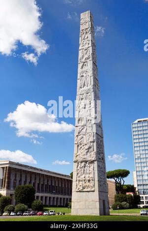 Paysage à Rome EUR sur la Piazza Guglielmo Marconi avec son célèbre obélisque dédié au scientifique italien. Banque D'Images