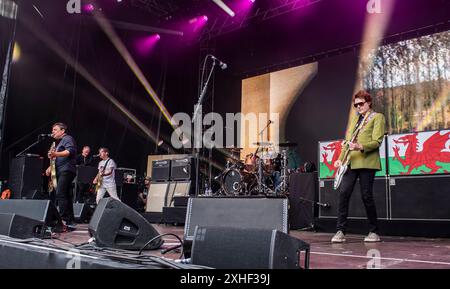 Leeds, Royaume-Uni. 13 juillet 2024. Le groupe de rock gallois Manic Street Preachers joue en direct sur Millennium Square, au centre de la ville. Crédit : ernesto rogata/Alamy Live News Banque D'Images