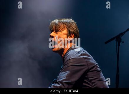 Leeds, Royaume-Uni. 13 juillet 2024. Chanteur du groupe de rock anglais Suede, Brett Anderson, jouant en direct au Millennium Square au centre de la ville. Crédit : ernesto rogata/Alamy Live News Banque D'Images