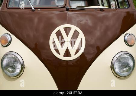 Iserlohn Gruermannscheide, NRW, Allemagne. 13 juillet 2024. Volkswagen signe sur une vieille VW T1. Oldtimer à l'exposition Banque D'Images