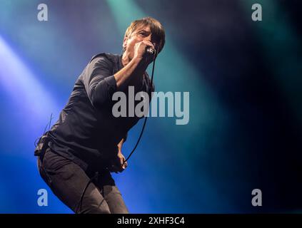 Leeds, Royaume-Uni. 13 juillet 2024. Chanteur du groupe de rock anglais Suede, Brett Anderson, jouant en direct au Millennium Square au centre de la ville. Crédit : ernesto rogata/Alamy Live News Banque D'Images