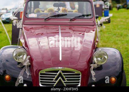 Iserlohn Gruermannscheide, NRW, Allemagne. 13 juillet 2024.Citroën 2CV Oldtimer à l'exposition Banque D'Images