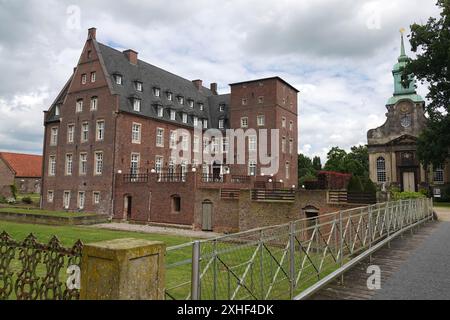 Wesel, Allemagne - 8 juillet 2024 au milieu du paysage naturel du Bas-Rhin se trouve le château Dierfordt avec une église rococo. C'était d'abord Build i. Banque D'Images