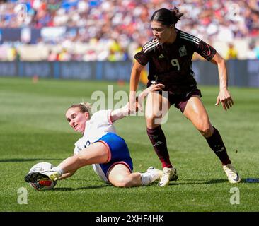 Harrison, New Jersey, États-Unis. 13 juillet 2024. La défenseuse AMÉRICAINE JENNA NIGHSWONGER (13 ans) fait un tacle de glisse et vole la balle à l'attaquante mexicaine KIANA PALACIOS (9 ans) lors d'un match de football amical international le 13 juillet 2024 à Harrison, New Jersey. Les États-Unis ont gagné, 1-0. (Crédit image : © Scott Coleman/ZUMA Press Wire) USAGE ÉDITORIAL SEULEMENT! Non destiné à UN USAGE commercial ! Banque D'Images