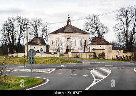 Église Sainte-Trinité, patrimoine culturel médiéval, église de pèlerinage baroque dans le cimetière de Angel Hill (Andelska Hora), république tchèque. Banque D'Images