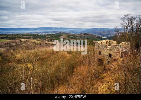 Vue sur la ruine du château d'Engelsburg et la forêt autour, montagne Ore sur fond. Angel Hill (Andelska Hora), république tchèque. Banque D'Images