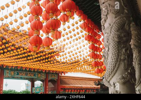 Gros plan du pilier dans le temple chinois qui est décoré avec des sculptures traditionnelles Banque D'Images