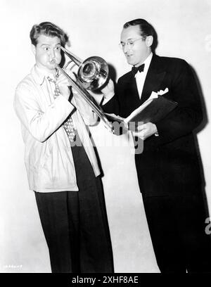 Le comédien RED SKELTON obtient des conseils sur la façon de jouer du trombone du chef d'orchestre TOMMY DORSEY publicité gag shot pris vers septembre 1942 alors qu'ils apparaissaient tous les deux dans DU BARRY ÉTAIT Une DAME 1943 réalisateur ROY DEL RUTH producteur Arthur Freed Metro Goldwyn Mayer (MGM) Banque D'Images