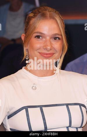 Lola Weippert BEI der Aufzeichnung der NDR Talk Show im NDR Fernsehstudio Lokstedt. Hambourg, 12.07.2024 *** Lola Weippert lors de l'enregistrement du Talk Show NDR dans le studio de télévision NDR Lokstedt Hamburg, 12 07 2024 Foto:xH.xHartmannx/xFuturexImagex ndr talk1207 4773 Banque D'Images