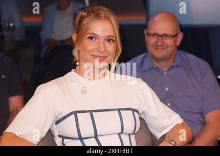 Lola Weippert BEI der Aufzeichnung der NDR Talk Show im NDR Fernsehstudio Lokstedt. Hambourg, 12.07.2024 *** Lola Weippert lors de l'enregistrement du Talk Show NDR dans le studio de télévision NDR Lokstedt Hamburg, 12 07 2024 Foto:xH.xHartmannx/xFuturexImagex ndr talk1207 4774 Banque D'Images