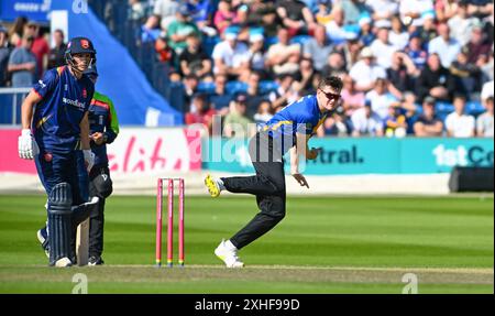 Hove UK 13 juillet 2024 - Jack Carson bowling pour Sussex Sharks lors du match de cricket Vitality T20 Blast entre Sussex Sharks et Essex au 1er Central County Ground à Hove : crédit Simon Dack /TPI/ Alamy Live News Banque D'Images