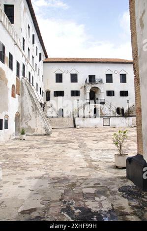 Cannon, Cape Coast Castle, Cape Coast, Ghana - forteresse et prison d'esclaves d'où les esclaves ont été envoyés aux Amériques et ailleurs ; forteresse britannique; Banque D'Images