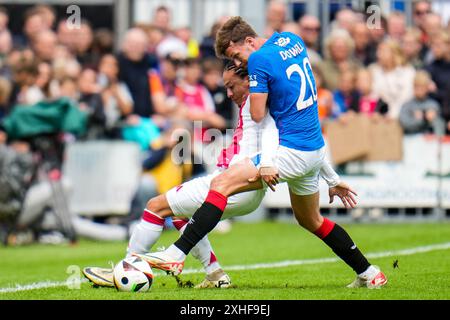 Wezep, PAYS-BAS - 13 JUILLET : Kian Fitz-Jim de l'AFC Ajax et Kieran Dowell du Rangers FC se battent pour la possession lors du match amical de pré-saison entre l'AFC Ajax et le Rangers FC au Sportpark Mulderssingel le 13 juillet 2024 à Wezep, pays-Bas. (Photo de René Nijhuis) Banque D'Images