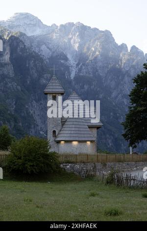 Église à Theth, village traditionnel situé dans une vallée reculée entourée par une belle nature Banque D'Images