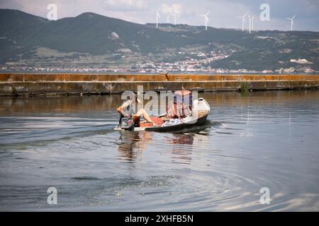 Golubac, Serbie, 28 juin 2024 : pêcheur embarquant sur le Danube dans un bateau de pêche à l'étain. Banque D'Images