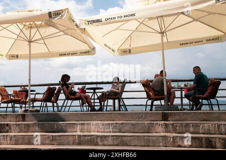 Golubac, Serbie, le 28 juin 2024 : une terrasse de café surplombant le Danube avec les invités qui profitent de leur temps. Banque D'Images